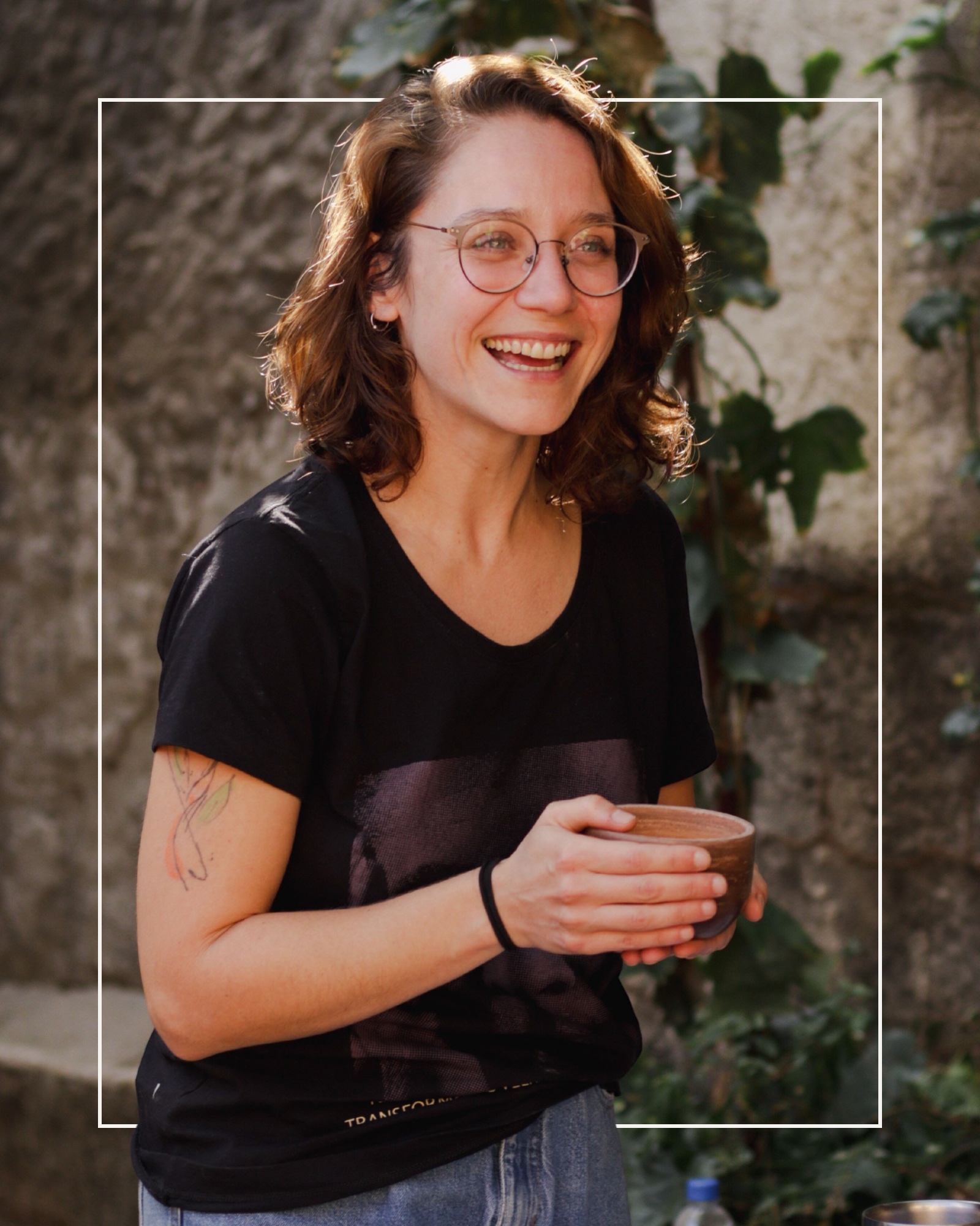 Amanda Maciel sorrindo e segurando uma peça de cerâmica
